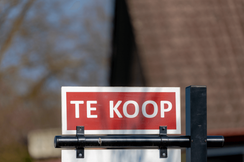 Te koop bord, een bod uitbrengen
